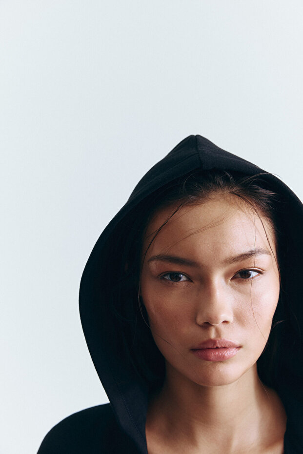 Kapüşonlu ve Fermuarlı Üst - 2