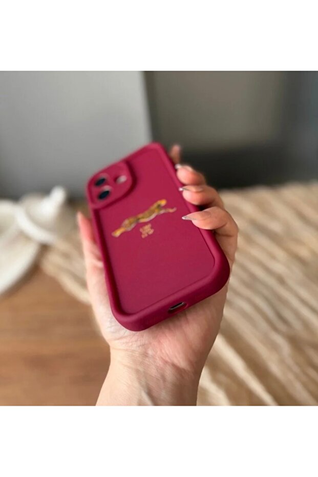 غطاء حماية بتصميم النمر باللون الأحمر الداكن لهاتف آيفون 16 بلس - 4