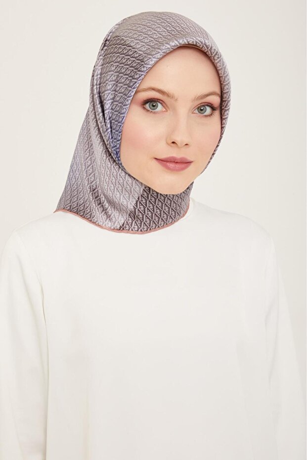 وشاح حريري تيفيل بنمط مونوغرام رمادي متدرج IST 9104 - 85 - 1