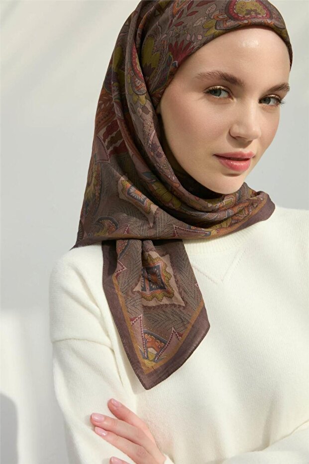 وشاح فيسكوز فيلورا بني أخضر منقوش بتصميم أنيق 90×90