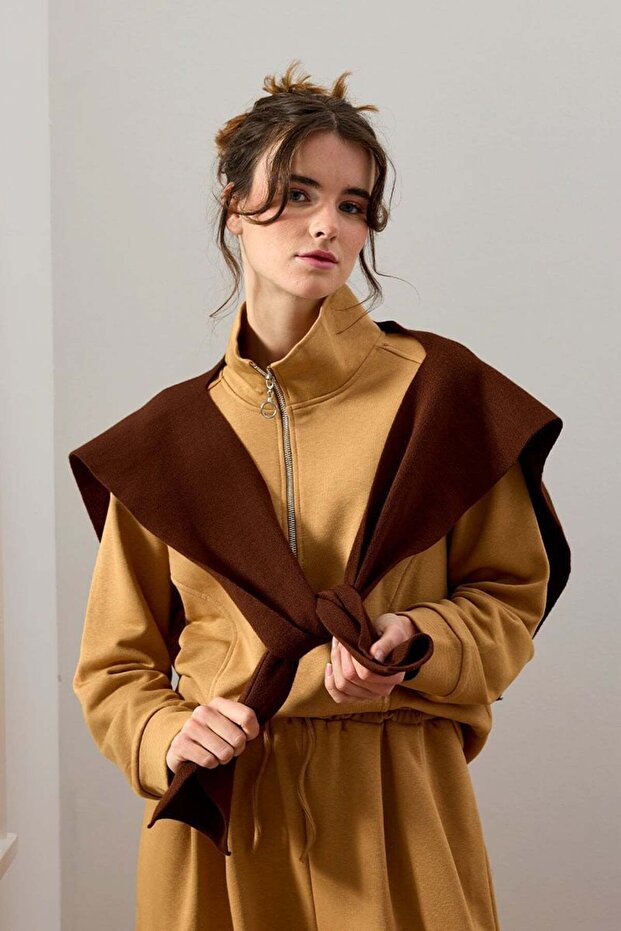 سترة كراميل بثلاثة خيوط وسحاب نصفي - 1