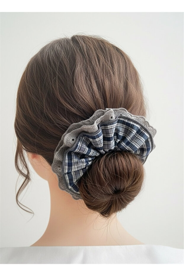 Gray Plaid Patterned and Lace Edged Rubber Buckle