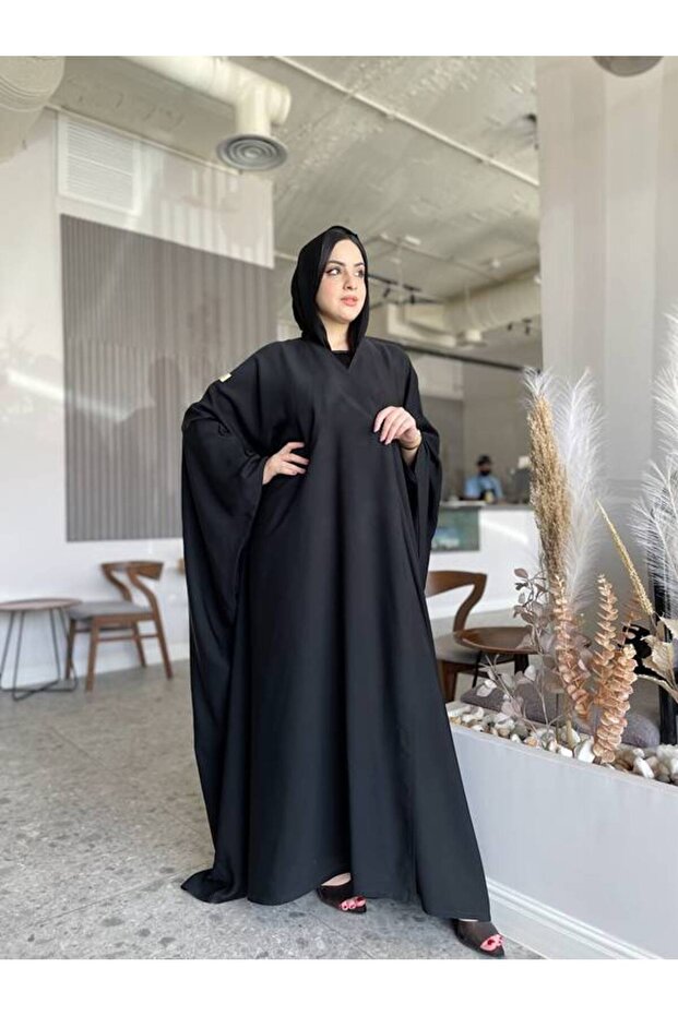عباية بشت سوداء كلاسيكية بقصّة أنيقة
