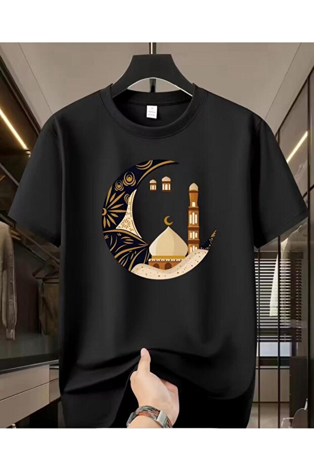 تيشيرت مطبوع عليه صورة القمر والمسجد باللونين الأسود والأبيض