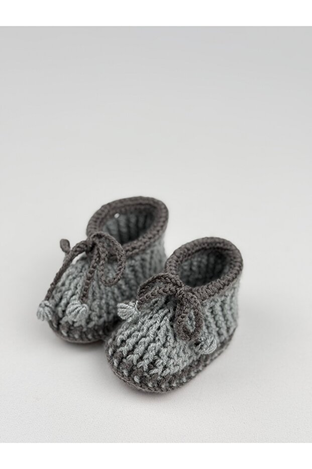 İki renkli örme bebek patiği - 2