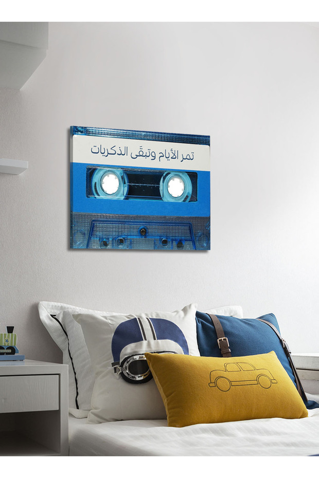 لوحة فنية جدارية من القماش مشدودة على إطار خشبي مع شريط كاسيت بتصميم كلاسيكي