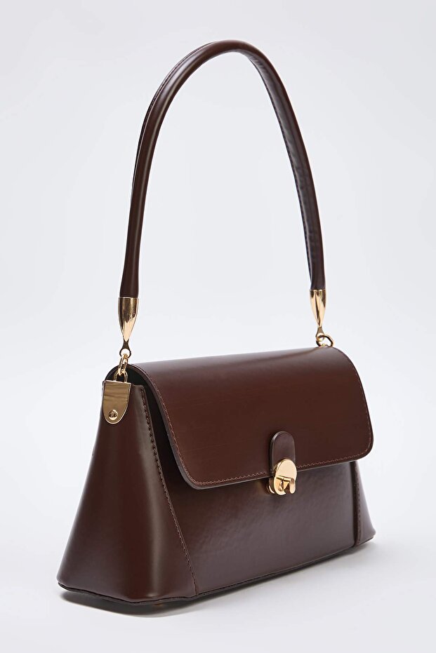 Dunkelbraune Damen-Mini-Umhängetasche mit Metallschnalle und detaillierten Details TAKAW26OC00081 - 4