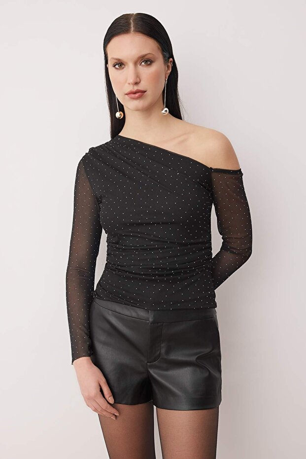 Siyah Parıltılı Taş Baskılı Asimetrik Yaka Örme Party Bluz TPRAW26BZ00061 - 1
