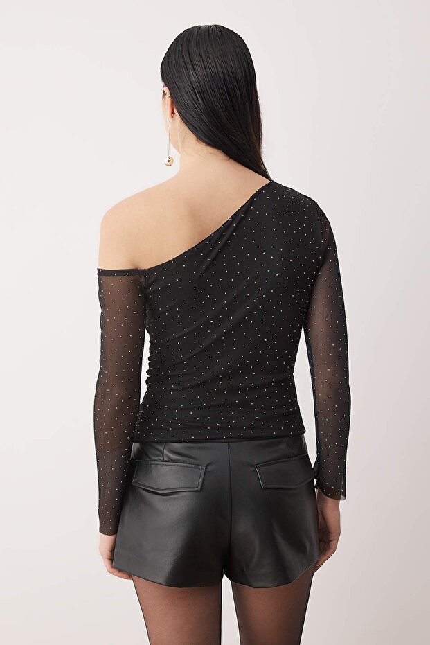 Siyah Parıltılı Taş Baskılı Asimetrik Yaka Örme Party Bluz TPRAW26BZ00061 - 4