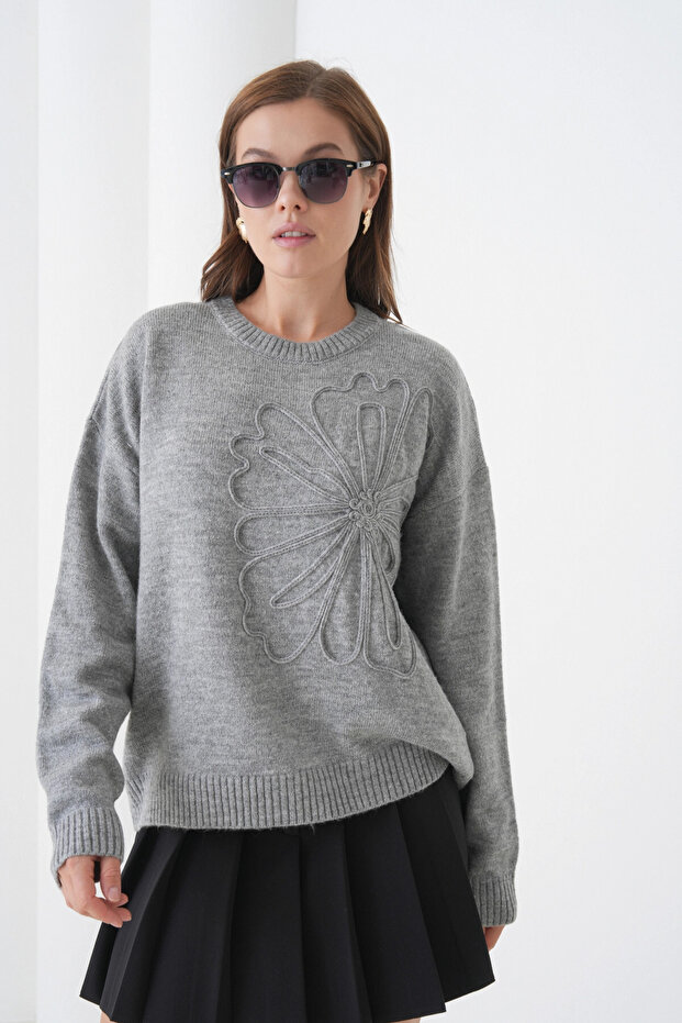 Women's Crew Neck Pattern Embroidered Soft Textured Knitwear Sweater
