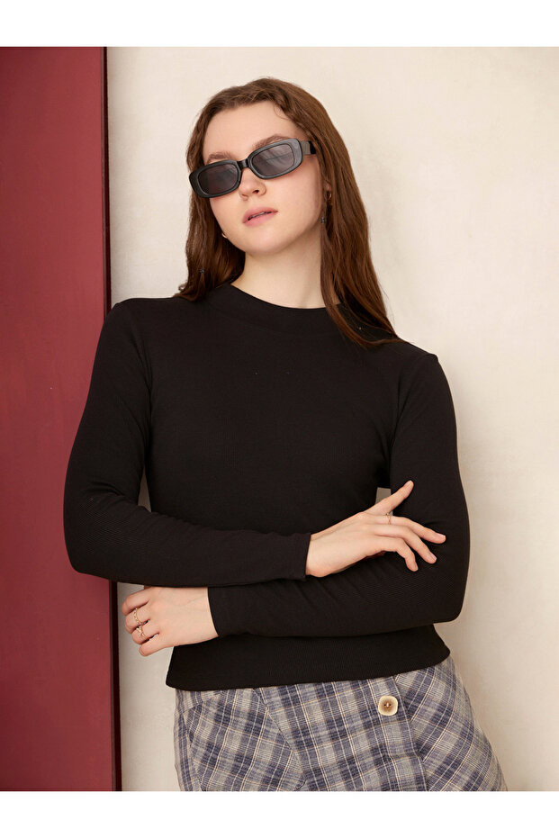 بلوزة سوداء سادة أساسية مضلعة ملائمة - 1