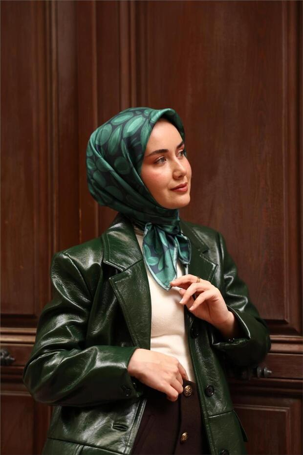 وشاح حريري منسوج بنمط زهرة الأقحوان باللون الأخضر الداكن مقاس 90×90