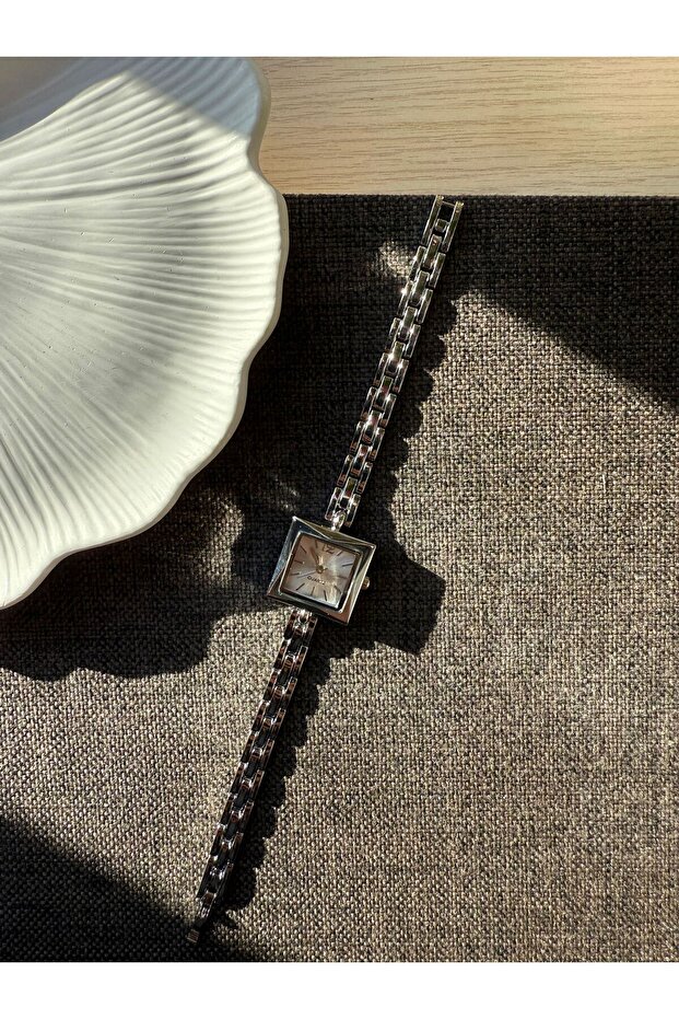 Retro Minimal Metal Strap Vintage Women’s Wristwatch Gold