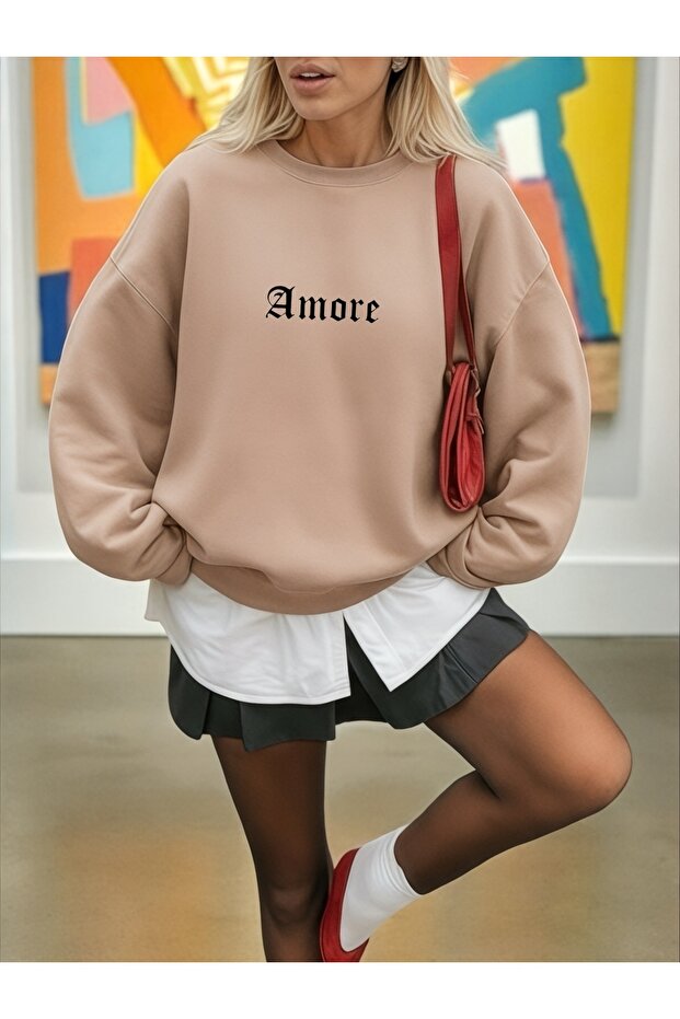 سويت شيرت بأكمام طويلة للجنسين من AMORE Transfer مطبوع ذو ياقة دائرية