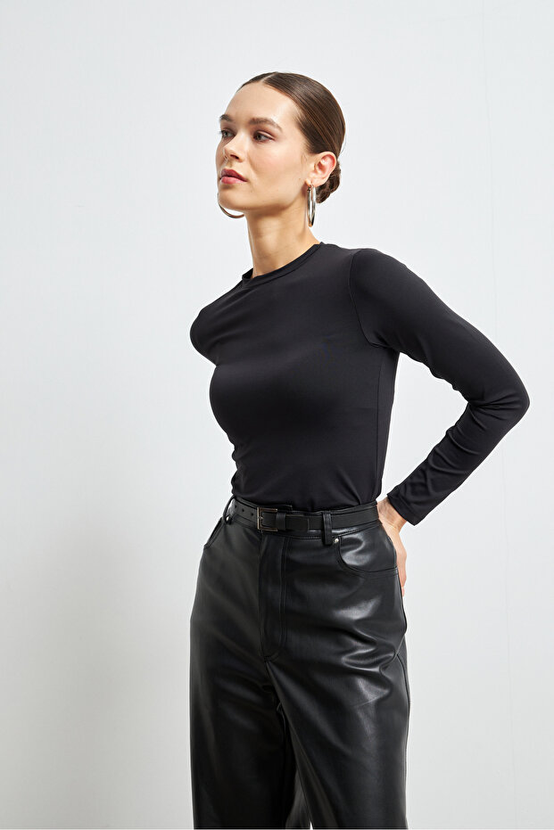 Μαύρη εξαιρετικά μαλακή ελαστική μπλούζα με λαιμόκοψη Basic - 2