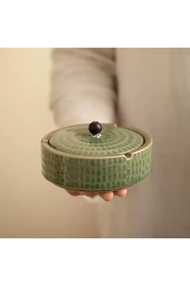 01 Ceramic ashtray with lid, home office, creative personality, trendy living room decoration, Chine