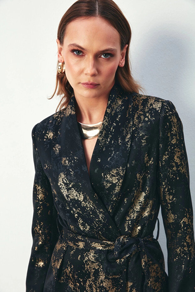 سترة طويلة بحزام منقوشة لامعة - أسود - 4