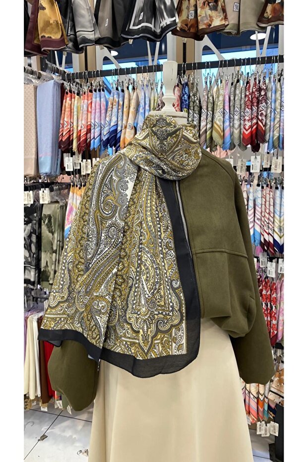 Palace Motif Shawl Black Green