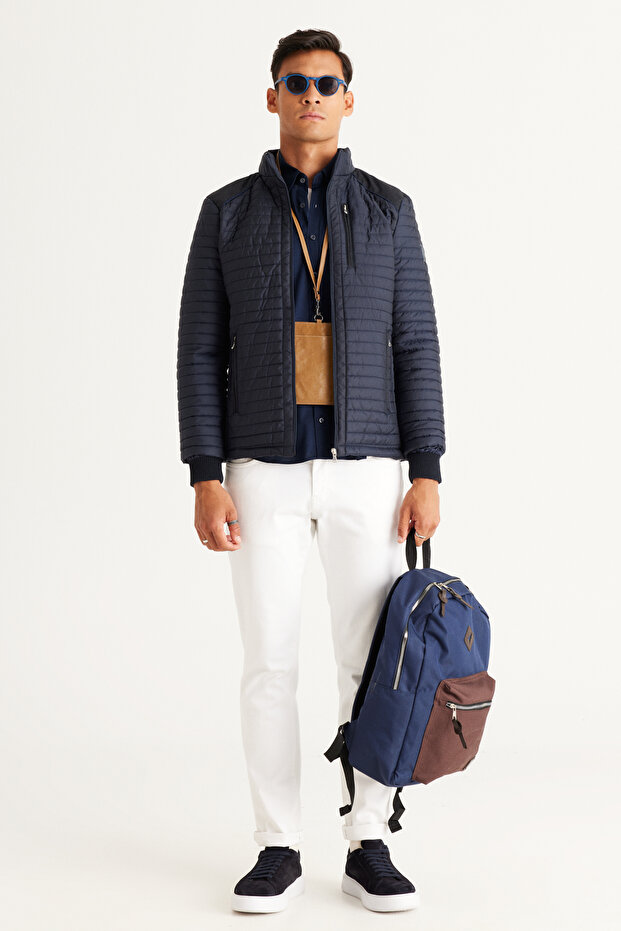 Granatowa kurtka zimowa o standardowym kroju, z prostym kołnierzem i detalami na ramionach - 2