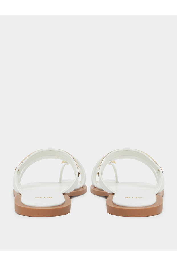 صندل مسطح بحلقة أصابع بيضاء - 4