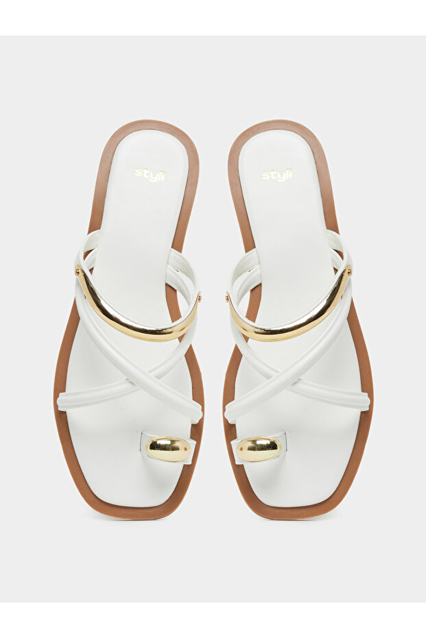 صندل مسطح بحلقة أصابع بيضاء - 5