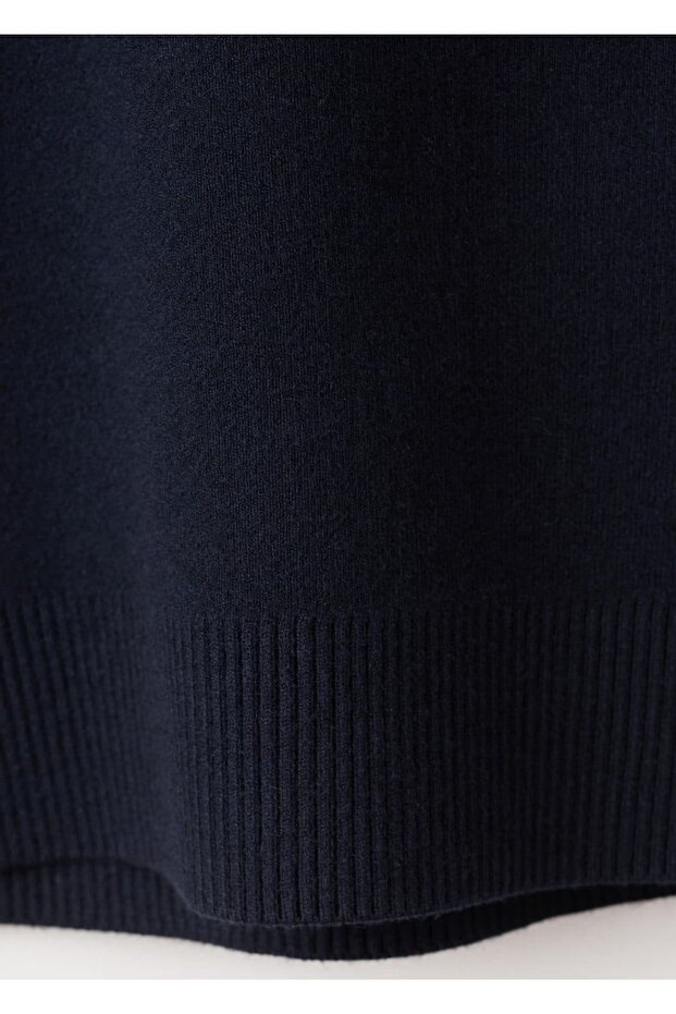 Dik yakalı iki renkli kazak - 6