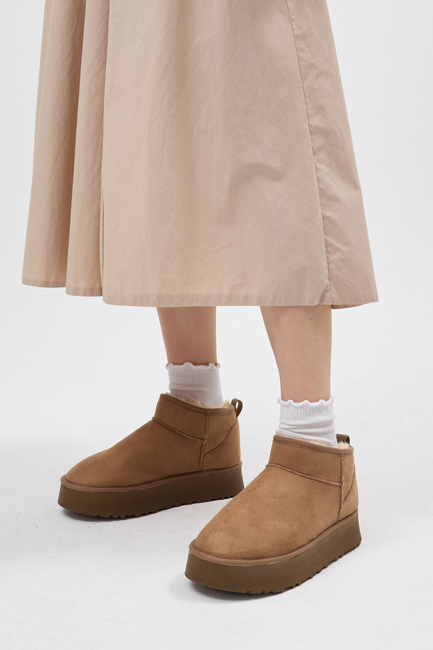 Women's Mink Thick Poly Sole Fur-Lined Suede Look Boots