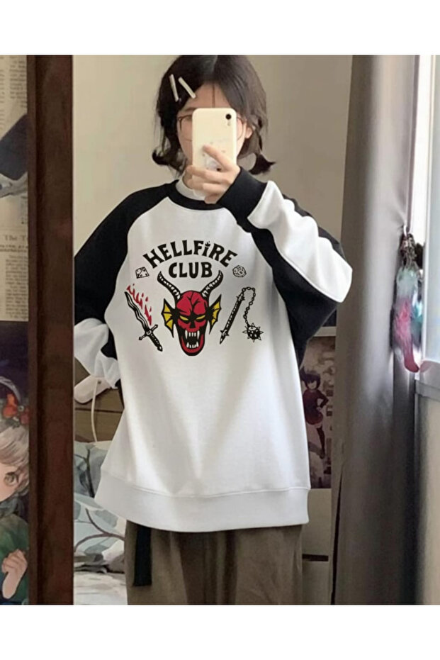 سترة Stranger Things Hellfire Club مطبوع بيضاء للجنسين