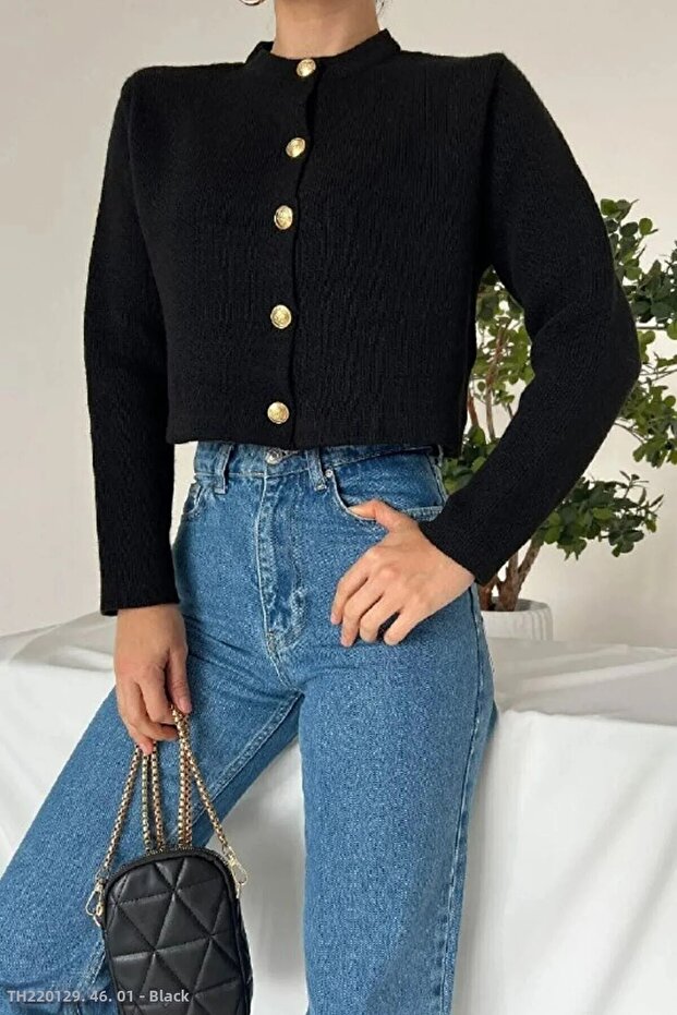 سترة نسائية محبوكة بأزرار ذهبية سادة