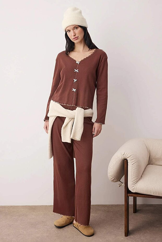 Kahverengi Pamuklu Dantelli ve Kurdele/Fiyonk Detaylı Fitilli Örme Pijama Takımı THMAW25PT00206