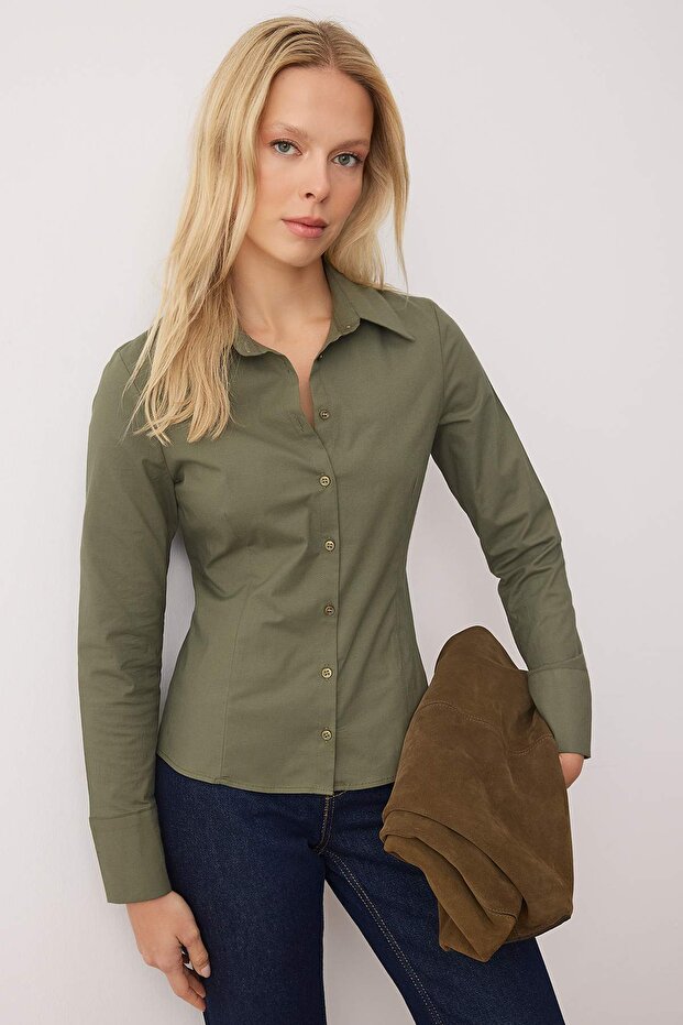 Wardrobe Essentials Haki Hafif Bele Oturan Pamuklu Dokuma Gömlek TWOAW26GO00022 - 1