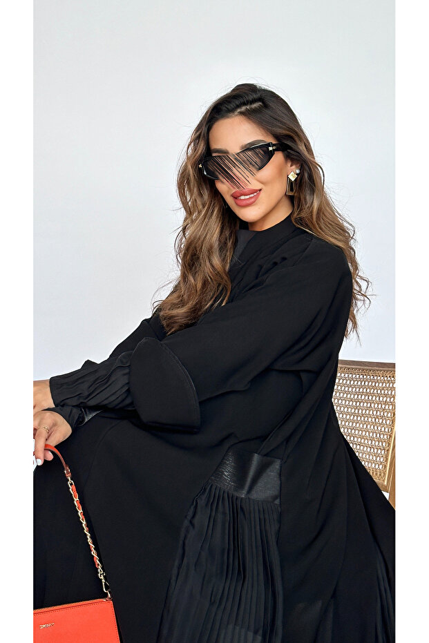 عباية سوداء بأكمام جلدية بنية