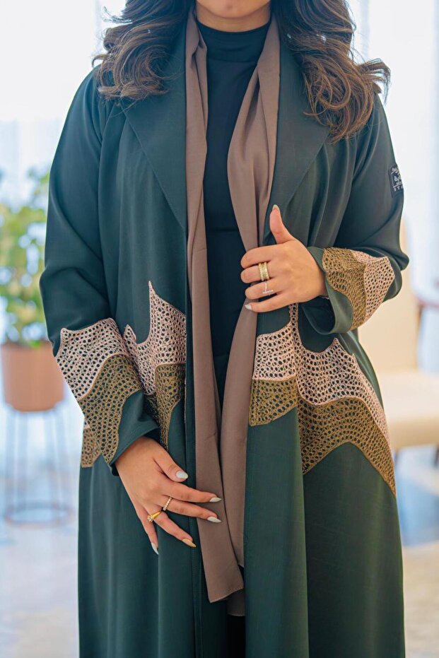 عباية زيتي بليزر مع تطريز