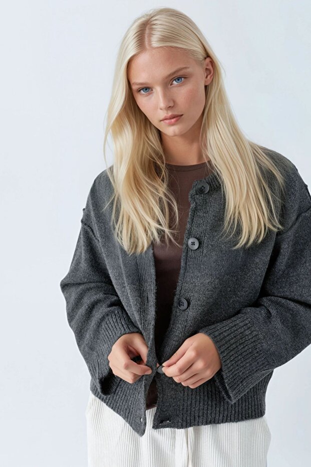 Rahat Düğmeli Triko Hırka - 3