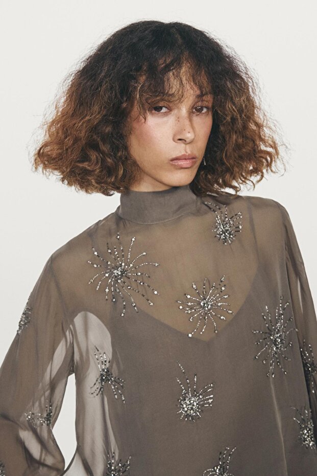 İşlemeli yarı transparan bluz - 2