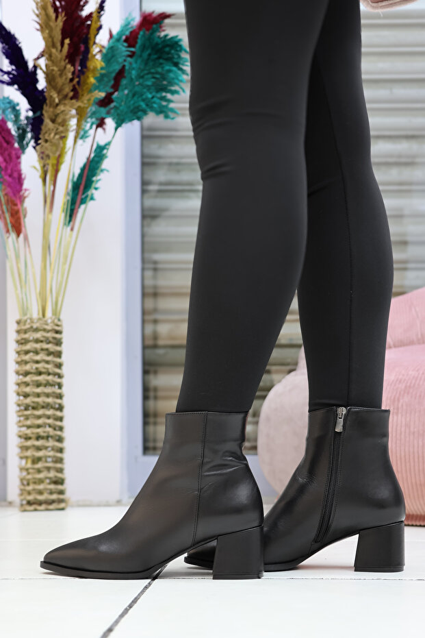 Ökçeli Kadın Bot - 7