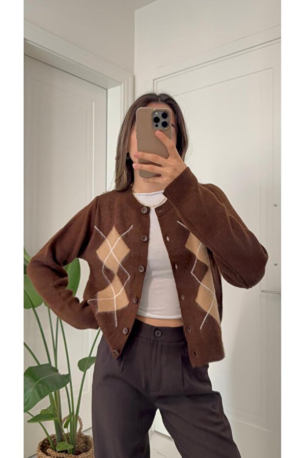 سترة كارديجان بأزرار بنمط البقلاوة باللون البني - 8