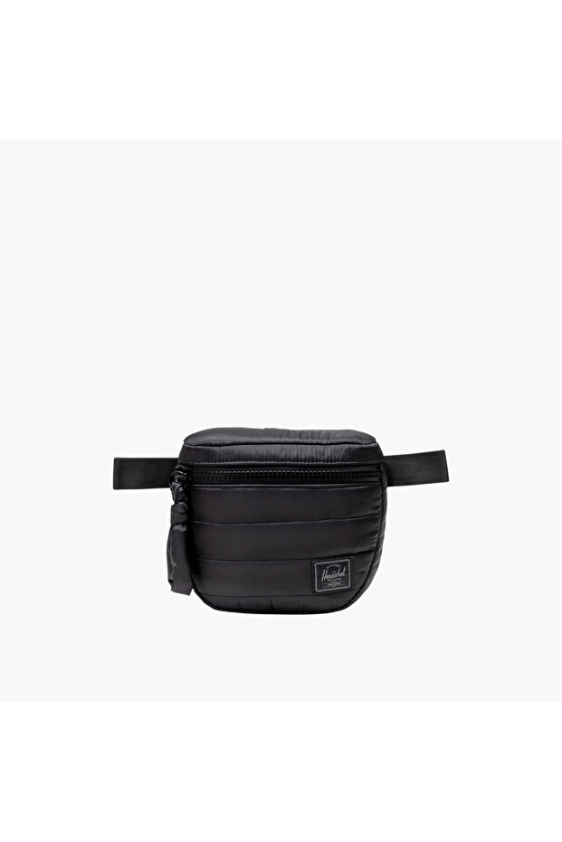 حقيبة خصر متينة من شركة Herschel Supply Co مزودة بحزام قابل للتعديل وإبزيم للإغلاق
