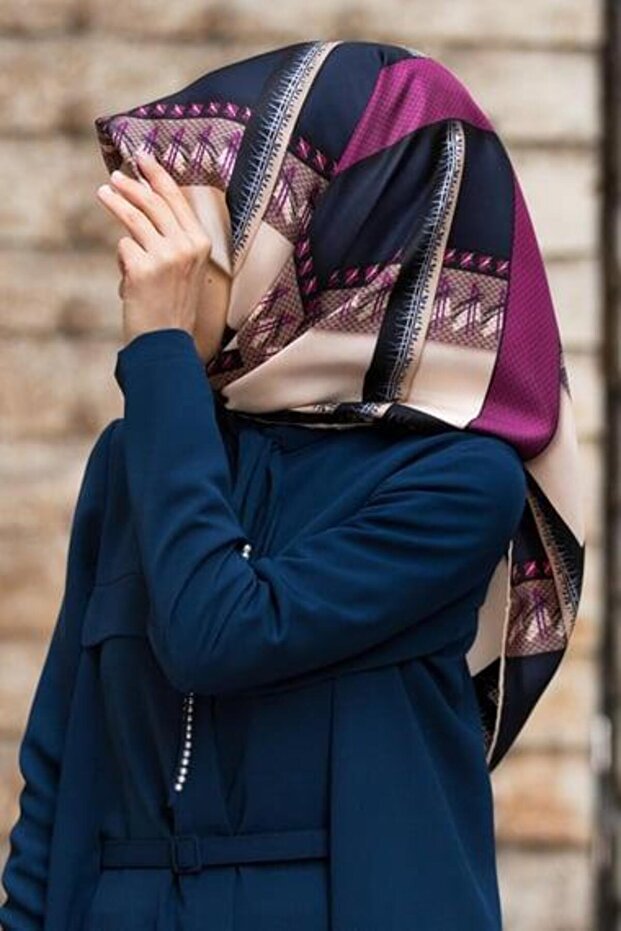 وشاح تيفيل الحريري 17540 - 0026 - 0033 نمط الباتيك باللون الأزرق الداكن