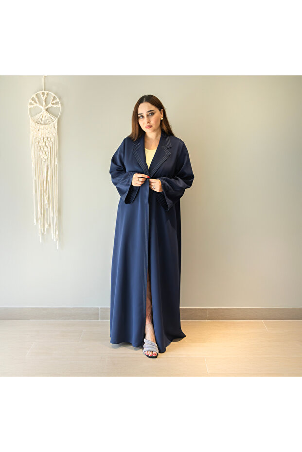 عباية نسائية زرقاء داكنة بياقة عريضة – تصميم أنيق مفتوح من الأمام