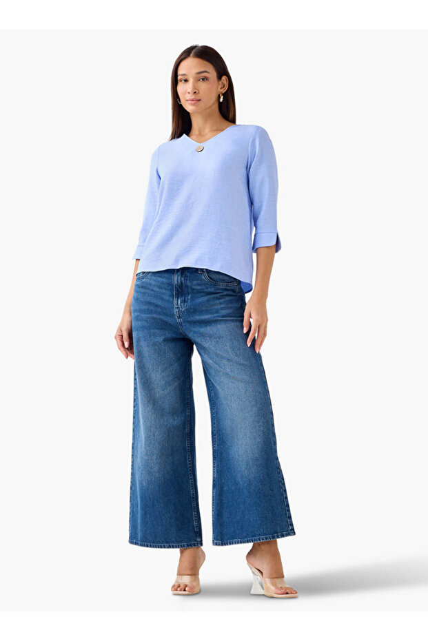 بلوزة مزينة بأزرار وفتحة رقبة على شكل حرف V - 2