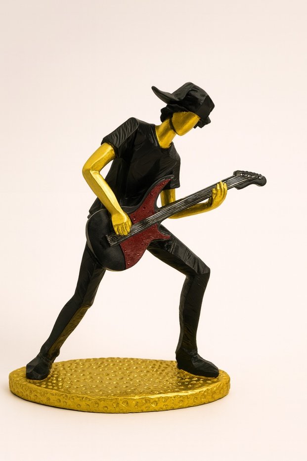 Elarion singer figurine