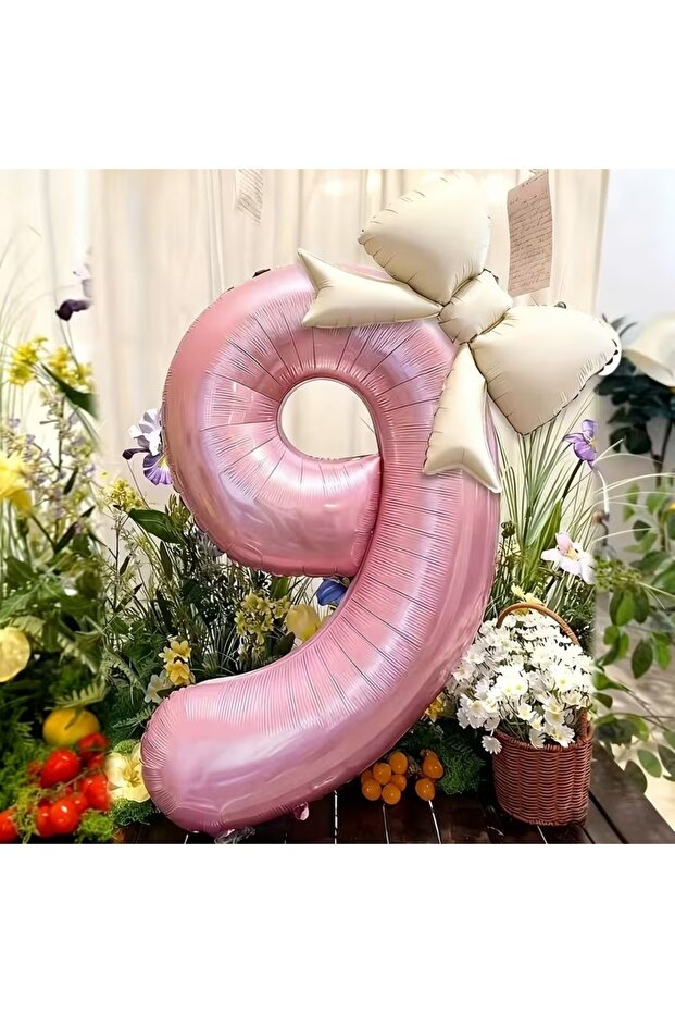 مجموعة من بالونات فويل كبيرة الحجم على شكل أرقام وفيونكة مكونة من قطعتين