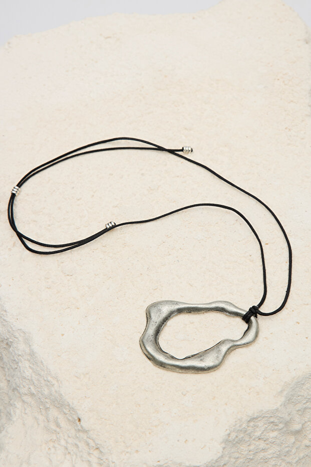 قلادة فضية بتصميم تجريدي - 1