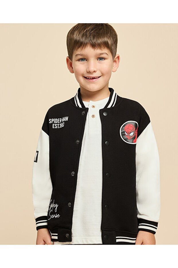 جاكيت مطبوع صورة سبايدرمان مع إغلاق بأزرار كبس - 3