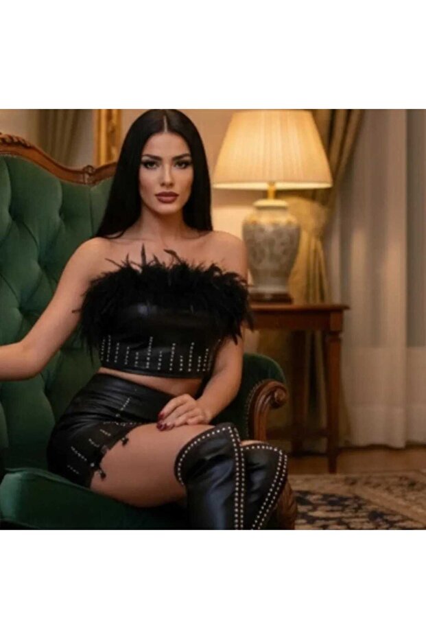 طقم جلدي من تنورة بستير مزينة بريش النعام المزخرف