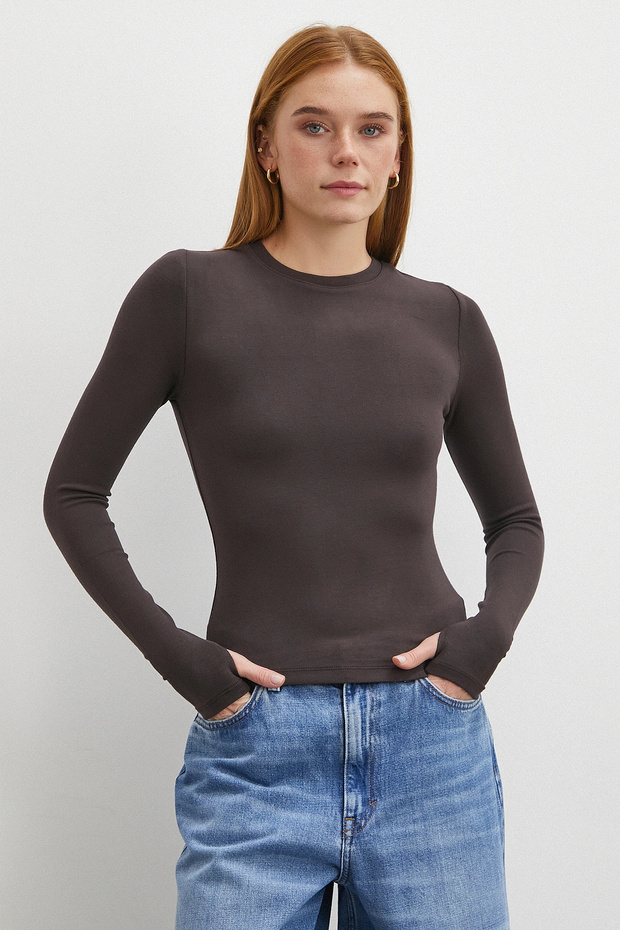 بلوزة كول شق باللون البني - 4