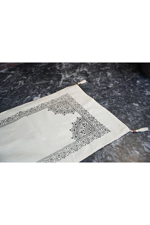 مفرش طاولة بنمط بلاط - 2