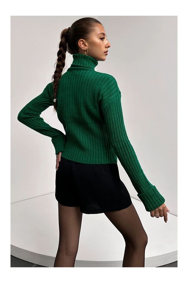 سترة محبوكة ذات ياقة عالية بنمط مخطط باللون الأخضر - 4
