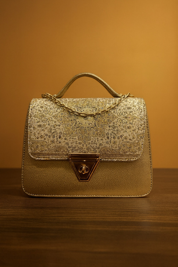 Women's Gold Chain Detail Shoulder and Handbag 👜